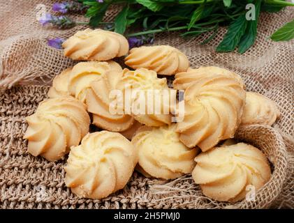 biscotti fatti in casa al burro su tavola rustica burlap Foto Stock