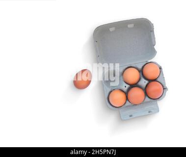 Sei uova marroni in scatola di cartone su sfondo bianco con spazio per la copia Foto Stock