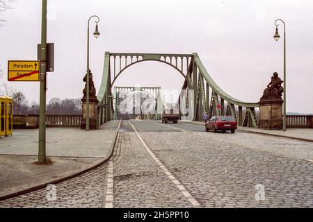 Ponte Glienicke che lascia Berlino ed entra a Potsdam, 1994 Foto Stock