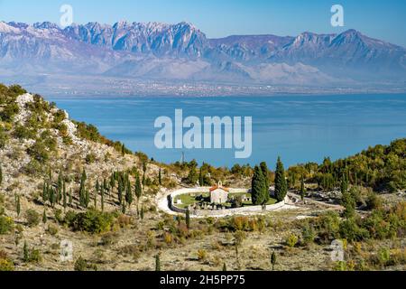 Blick auf eine Kapelle und Friedhof am Skutarisee, Montenegro, Europa | Vista su una Cappella e un cimitero al Lago Skadar, Montenegro, Europa Foto Stock