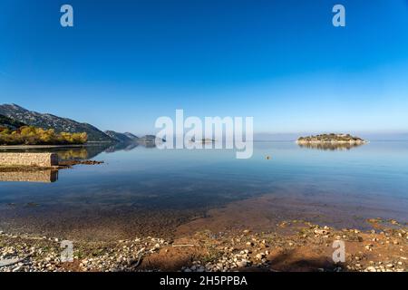 Der Skutarisee beim Dorf Donji Murici, Montenegro, Europa | Lake Skadar at Donji Murici village, Montenegro, Europe Foto Stock