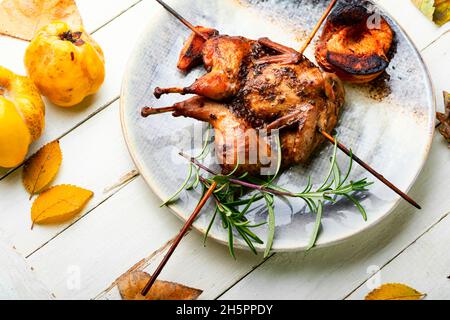 Scagliare il kebab di quaglia e la cotogna autunnale su spiedini di legno Foto Stock