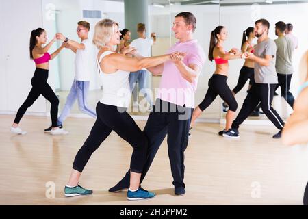 Danza danzante ordinaria coppia waltz insieme Foto Stock