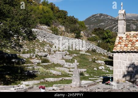 Chiesa e antiche lapidi sulla necropoli di Stećak Sv. Barbara (Dubravka, Konavle, Dubrovnik-Neretva) Foto Stock