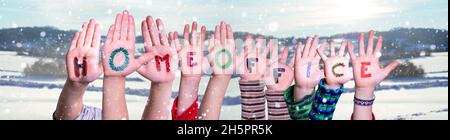 Kids Hands Holding Word HomeOffice significa lavoro da casa, sfondo invernale Foto Stock