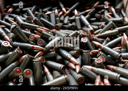 Munizioni viste in scatole in attesa di demolizione presso inceneritore di rifiuti esplosivi. Foto Stock