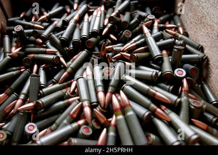 Munizioni viste in scatole in attesa di demolizione presso inceneritore di rifiuti esplosivi. Foto Stock