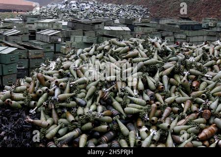 Munizioni in attesa di demolizione presso l'inceneritore di rifiuti esplosivi, in background, presso lo stabilimento di ordinanza del governo bosniaco Foto Stock