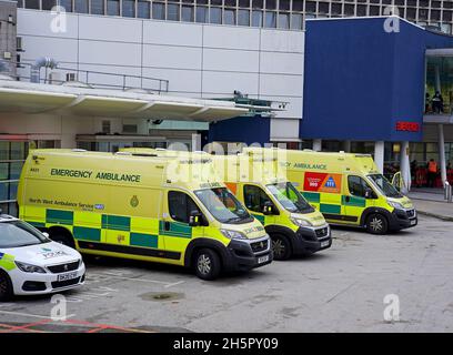 Ambulanze parcheggiate fuori dal reparto di emergenza al Royal Liverpool Hospital di Merseyside. I paramedici hanno affermato che i pazienti sono 'a rischio' di registrare ritardi di ambulanza, in quanto i tempi medi di attesa per le chiamate a condizioni potenzialmente gravi sono il doppio dello standard nazionale. I dati dell'NHS Inghilterra mostrano che il tempo medio di risposta alle chiamate di categoria 2, che includono ictus e altre emergenze, è stato superiore a 45 minuti a settembre, rispetto a una media target di 18 minuti. Data immagine: Giovedì 11 novembre 2021. Foto Stock