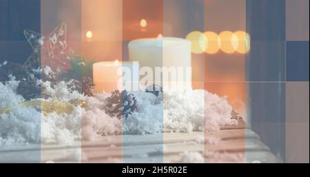 Immagine di piazze in rosso, bianco e blu di bandiera d'america, decorazioni natalizie e candele Foto Stock
