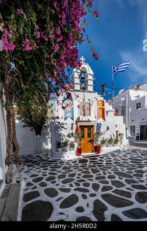 Turisti che si affacciano sui mulini a vento di Mykonos. Foto Stock