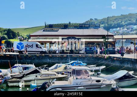 Il ristorante Platform 1 Champagne Bar gode di una splendida posizione, con vista sul porto interno di Dartmouth da un lato e sul fiume Dart dall'altro. Foto Stock