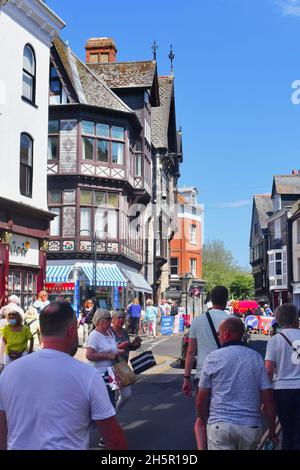 La vista lungo Lower Street nel centro di Dartmouth con numerosi visitatori passeggiando per i negozi e gli edifici antichi a metà estate. Foto Stock