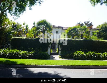 Beverly Hills, California, USA 14 settembre 2021 Una visione generale dell'atmosfera del direttore Hal March's ex casa / casa a 909 N. Roxbury Drive il 14 settembre 2021 a Beverly Hills, California, USA. Foto di Barry King/Alamy Stock Foto Foto Stock