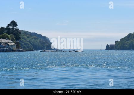 La vista verso il mare all'estuario del fiume Dart con il Castello di Dartmouth sulla destra. Preso dal Lower Ferry. Foto Stock