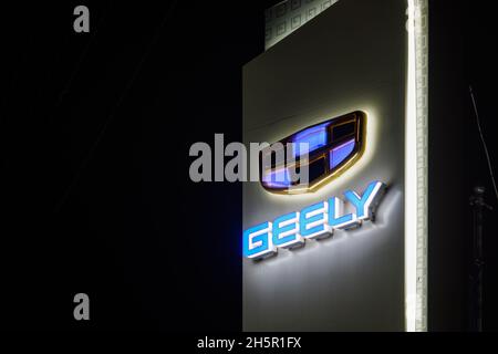 Logo Geely su pilastro concessionaria auto a notte di nebbia - Geely è uno dei più grandi produttori di automobili cinesi Foto Stock