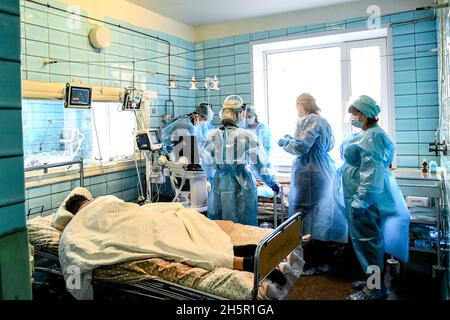 ZAPORIZHZHIA, UCRAINA - 10 NOVEMBRE 2021 - gli operatori sanitari in PPE sono in servizio nella COVID-19 ICU in Zaporizhzhia Hospital N9, Zaporizhzhia, sud Foto Stock