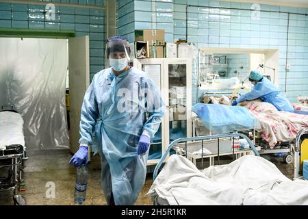 ZAPORIZHZHIA, UCRAINA - 10 NOVEMBRE 2021 - gli operatori sanitari in PPE sono in servizio nella COVID-19 ICU in Zaporizhzhia Hospital N9, Zaporizhzhia, sud Foto Stock