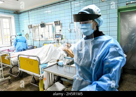 ZAPORIZHZHIA, UCRAINA - 10 NOVEMBRE 2021 - gli operatori sanitari in PPE sono in servizio nella COVID-19 ICU in Zaporizhzhia Hospital N9, Zaporizhzhia, sud Foto Stock