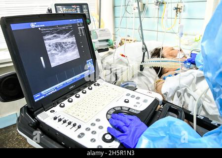 ZAPORIZHZHIA, UCRAINA - 10 NOVEMBRE 2021 - Un medico ispeziona i polmoni del paziente mediante ultrasuoni nella COVID-19 ICU in Zaporizhzhia Hospital N9, Zaporizhz Foto Stock