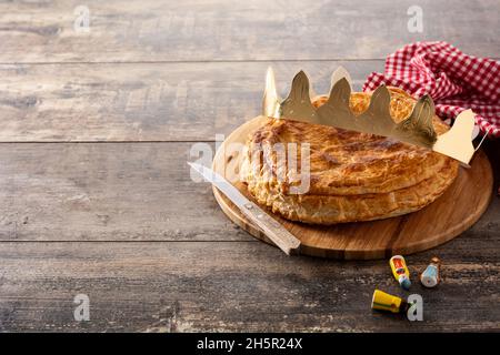 Galette des rois su tavola di legno. Torta tradizionale di Epifania in Francia Foto Stock