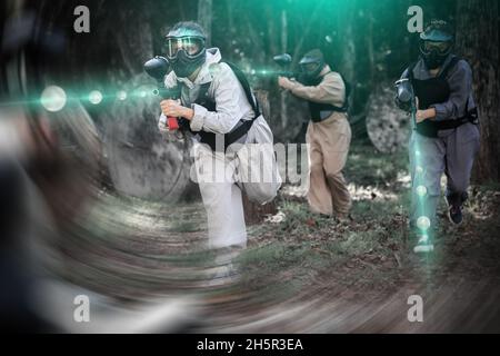 Squadre che giocano a paintball all'aperto Foto Stock