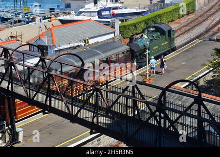 Il motore a vapore n° 5526 si avvicina alle carrozze del treno per il viaggio di ritorno da Kingswear (Dartmouth) per Paignton. Classe 4575 a 2-6-2. Foto Stock