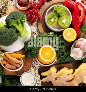 Migliori fonti di prodotti di amplificazione immunitaria. Principi ayurvedici ad alto contenuto di antiossidanti, minerali e vitamine. Vista dall'alto, piatto Foto Stock