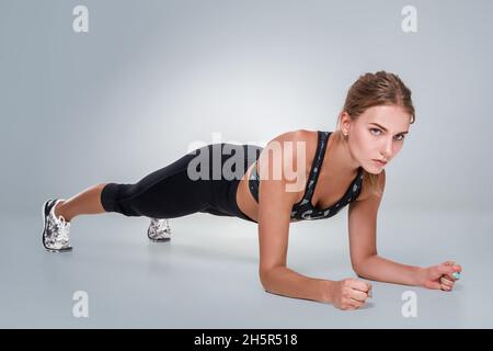 Vestibilità sportiva bella giovane donna in reggiseno sportivo e pan nero Foto Stock