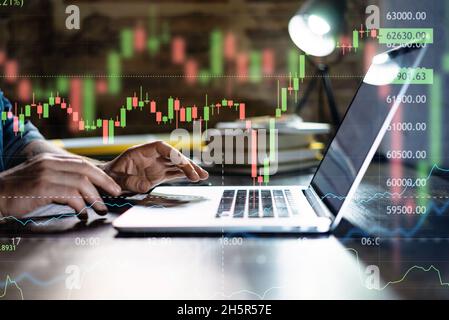 Trader a casa, lavorando su laptop con grafici e diagrammi. Uomo d'affari che analizza indici, grafico finanziario, trading online, dati di investimento su cripto Foto Stock