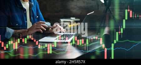 Trader a casa, lavorando su laptop con grafici e diagrammi. Uomo d'affari che analizza indici, grafico finanziario, trading online, dati di investimento su cripto Foto Stock