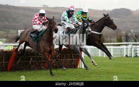 Foto del file datata 13-12-2019 dell'eventuale vincitore Chantry House (a destra) guidato da Barry Geraghty salta l'ultimo con Stolen Silver (al centro) e Pileon (a sinistra) nel British EBF 'National Hunt' Novices' ostacoli durante il giorno uno del meeting internazionale a Cheltenham Racecourse. Stolen Silver può farne due da due per la stagione nella Paddy Power handicap Chase a Cheltenham. Data di emissione: Giovedì 11 novembre 2021. Foto Stock