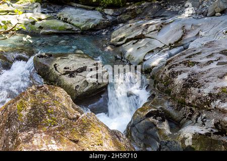 Fallimento di Chasm in Nuova Zelanda. Ruscello tra le pietre. Isola del Sud Foto Stock