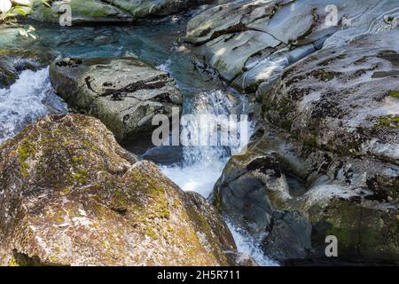 Imbuto Chasm in Nuova Zelanda. Ruscello tra le pietre. Isola del Sud Foto Stock