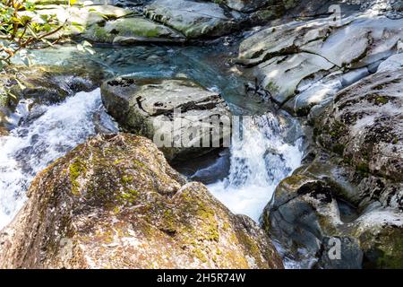 Un flusso che scompare in un imbuto. Imbuto Chasm in Nuova Zelanda. Ruscello tra le pietre. Isola del Sud Foto Stock