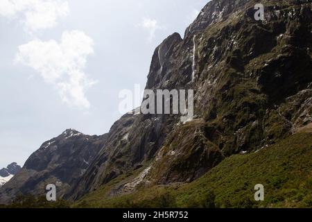Catene montuose sulla strada per Fiordland. South Island, Nuova Zelanda Foto Stock
