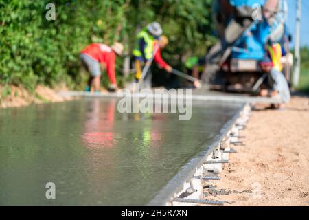 Versando soletta di calcestruzzo in cantiere, Ingegnere civile Foto Stock