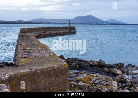 Bella immagine di una struttura frangiflutti nel mare di Alesund, Norvegia; sfondo spiaggia Foto Stock