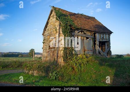 Un piccolo fienile dilapidato in Normandia, Francia Foto Stock