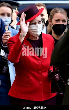 Berlino, Germania. 11 Nov 2021. La Regina Margrethe II di Danimarca (M) ondeggia mentre visita la Casa della Letteratura. Credit: Tobias Schwarz/AFP-POOL/dpa/Alamy Live News Foto Stock