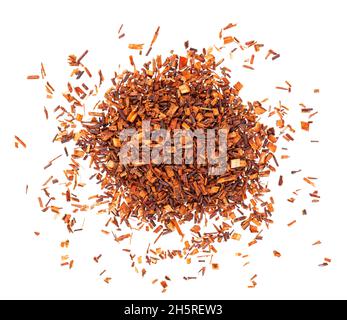 Tè rosso Rooibos, isolato su sfondo bianco. Tè tradizionale alle erbe e biologico. Vista dall'alto Foto Stock