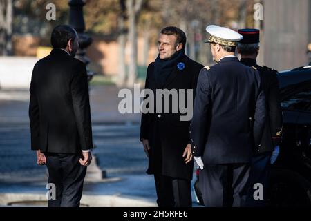 Parigi, Francia. 11 Nov 2021. Il Presidente francese Emmanuel Macron ha ritratto durante una cerimonia alla statua di Clemenceau a Parigi il 11 novembre 2021, come parte delle commemorazioni che segnano il 103esimo anniversario del 11 novembre 1918 Armistizio, conclusione della prima guerra mondiale (WWI) Foto di Tristan Reynaud/Pool/ABACAPRESS.COM credito: Abaca Press/Alamy Live News Foto Stock