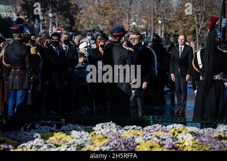 Parigi, Francia. 11 Nov 2021. Il Presidente francese Emmanuel Macron ha ritratto durante una cerimonia alla statua di Clemenceau a Parigi il 11 novembre 2021, come parte delle commemorazioni che segnano il 103esimo anniversario del 11 novembre 1918 Armistizio, conclusione della prima guerra mondiale (WWI) Foto di Tristan Reynaud/Pool/ABACAPRESS.COM credito: Abaca Press/Alamy Live News Foto Stock