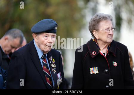 Hereford, Herefordshire, Regno Unito - Giovedì 11 Novembre 2021 - i veterani si riuniscono al servizio del giorno della memoria a Hereford compreso Cyril Blewett di 86 anni che ha servito nella Royal Air Force durante l'emergenza di Aden negli anni 60 - Foto Steven Maggio / Alamy Live News Foto Stock