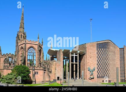 Vista frontale e ingresso alle vecchie e nuove cattedrali, Coventry, West Midlands, Inghilterra, Regno Unito, Europa occidentale. Foto Stock