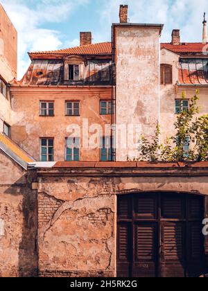 Vista sul vecchio edificio a riga Foto Stock