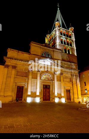 Vista notturna della Chiesa di Notre-Dame-de-Liesse. Centro storico di Annecy. Il dipartimento dell'alta Savoia nella regione Auvergne-Rhône-Alpes di fra Foto Stock