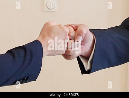 Berlino, Germania. 11 Nov 2021. Il presidente federale Frank-Walter Steinmeier riceve Svetlana Tikhanovskaya, politico dell'opposizione bielorussa, per colloqui al Palazzo Bellevue. Credit: Wolfgang Kumm/dpa/Alamy Live News Foto Stock