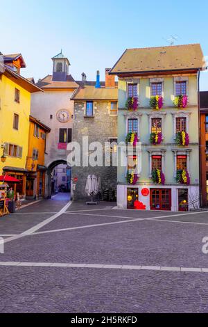 Edifici tradizionali di Rue Sainte-Claire, centro storico di Annecy. Il dipartimento dell'alta Savoia nella regione Auvergne-Rhône-Alpes della Francia. Foto Stock