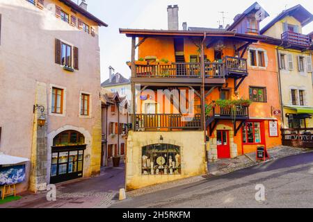 Vista della città vecchia di Annecy, (via Côte Perriere). Il dipartimento dell'alta Savoia nella regione Auvergne-Rhône-Alpes della Francia. Foto Stock